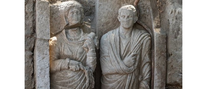 Posągi kapłanki i mężczyzny naturalnej wielkości odkryte w Pompejach » Historykon.pl