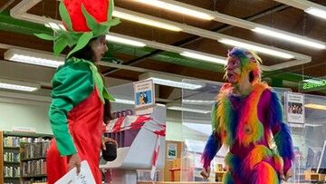Tęczowa małpa, przyklejony penis i sztuczne pośladki. Biblioteka zachęcała dzieci do czytania