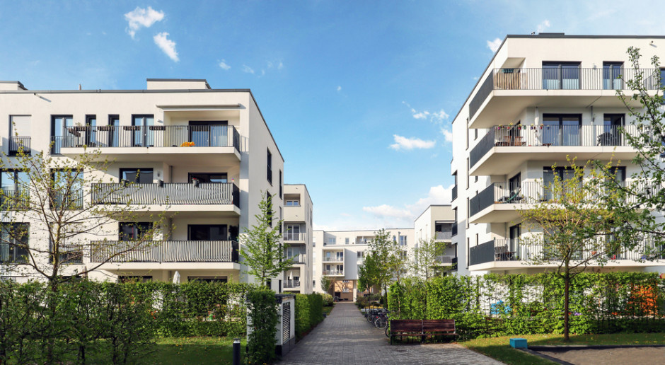 Strażacy nie mogą gasić pożarów. Apel o zwiększenie odległości sytuowania bloku od granicy działki