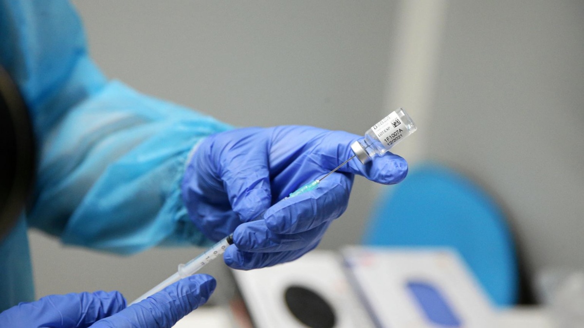 Pilny komunikat GIF. Wycofują popularną szczepionkę. "Ryzyko dla zdrowia i życia"