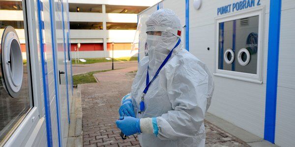 Koronawirus w Polsce. Liczba zakażeń i zgonów covidowych niższa niż przed rokiem