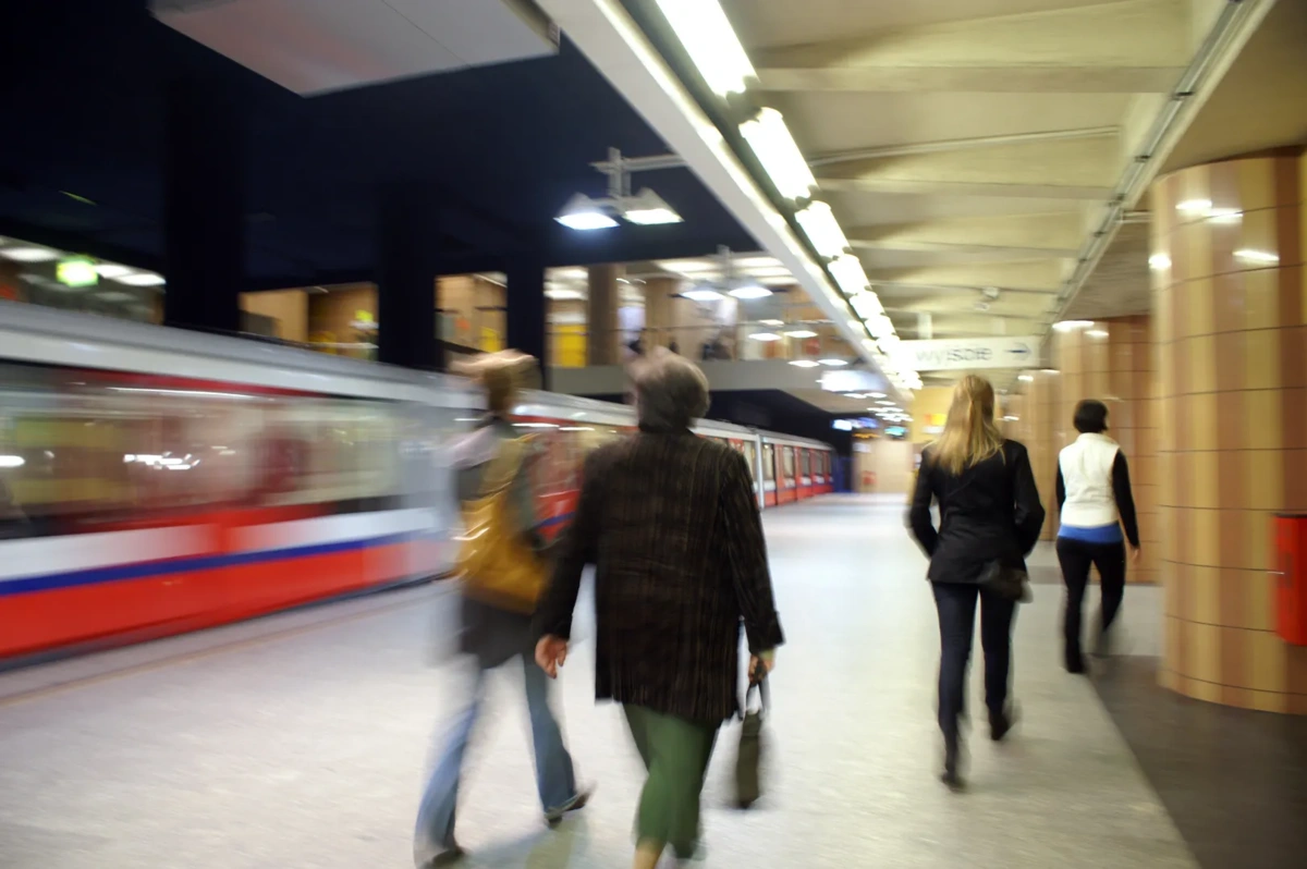 Alarm w warszawskim metrze. Systemy bezpieczeństwa wykryły intruza