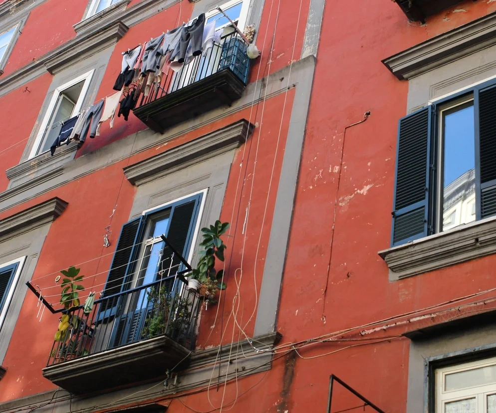 20-latka wypadła z czwartego piętra. Jej życie uratował wieszak na pranie