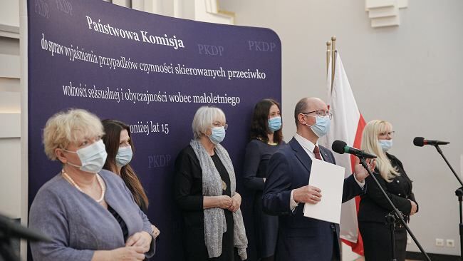 Pedofilia w Kościele. Państwowa komisja prosi zakony katolickie o informacje i akta. Ponad 70 pism