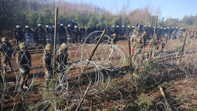 MON: Białoruskie służby nocą niszczą ogrodzenie na granicy. Jest nagranie
