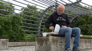 Nie otrzymał pieniędzy ze zbiórki. Musi żebrać, by zjeść