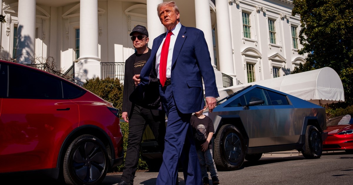 Wadliwy klej dobija biznes Elona Muska. Trump desperacko ratuje przyjaciela