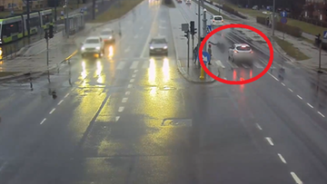 Olsztyn. 16-latek wbiegł na pasy, został potrącony. Policja publikuje nagranie