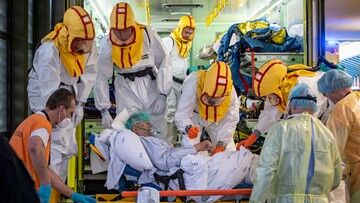 Omikron. Eksperci: nowy wariant koronawirusa stanowi bardzo duże zagrożenie dla Europy