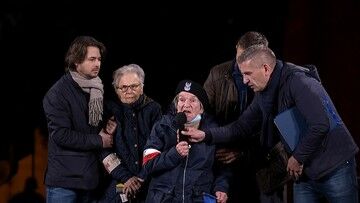 Wanda Traczyk-Stawska na Placu Zamkowym w Warszawie: Milcz głupi chłopie, chamie skończony