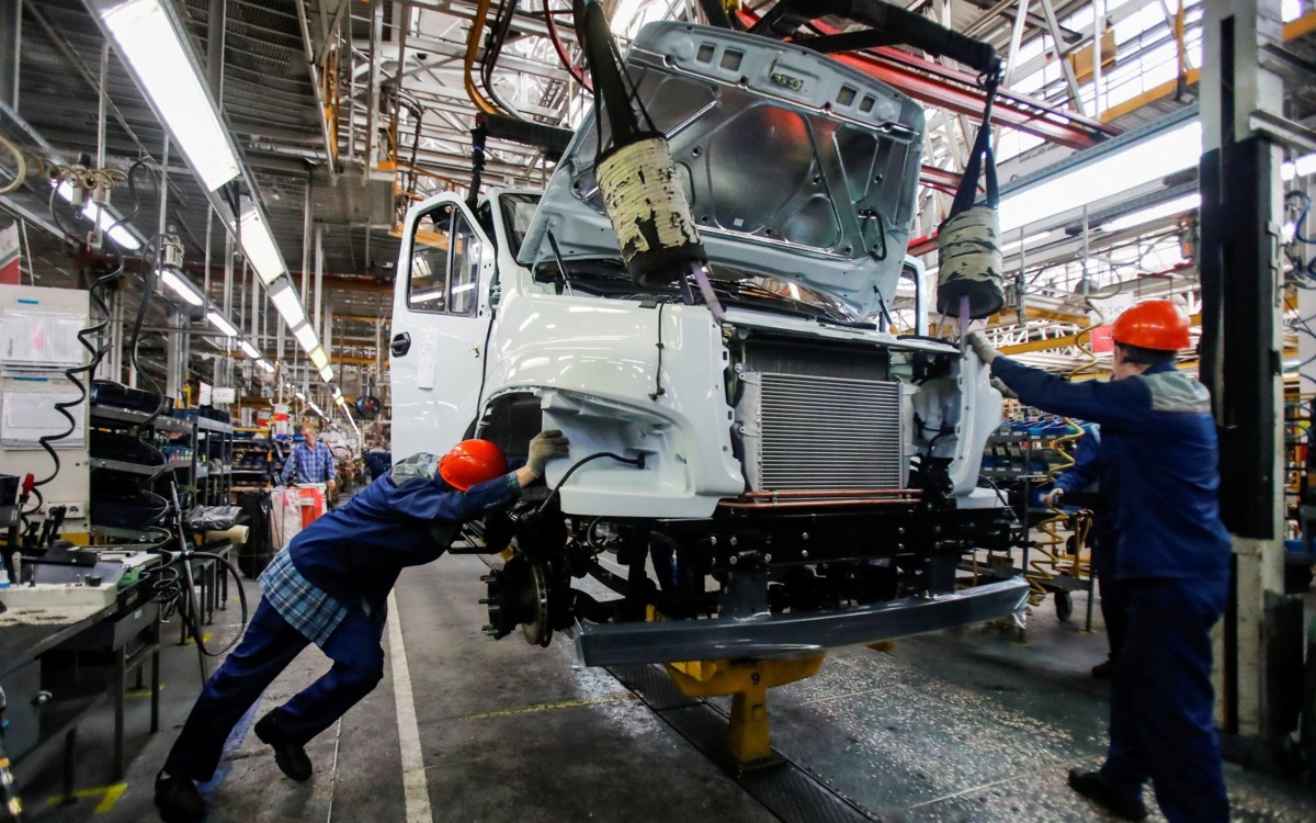 Kopalnie upadają, zakłady zwalniają, koleje stają. Wojna Putina topi gospodarkę Rosji