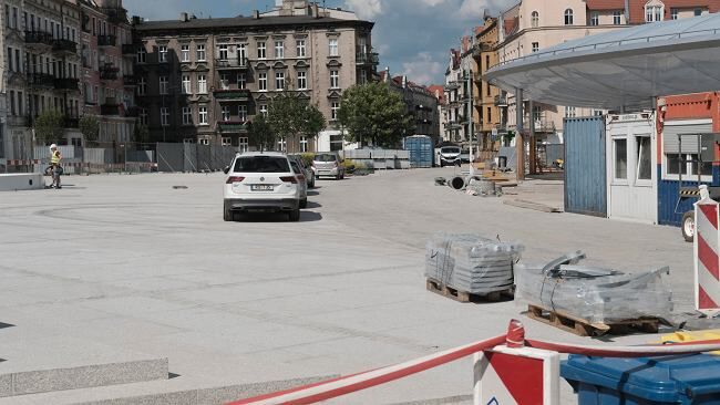 "Z powodu upałów w Polsce cierpi więcej osób niż przez mrozy". Do czego prowadzi "betonoza"?