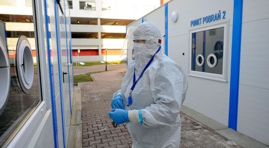 Nowych zakażeń o blisko 32 proc. mniej niż przed tygodniem