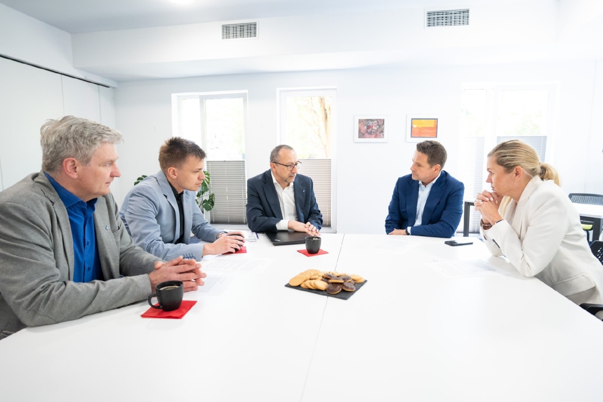 0f2de383-4d8e-4093-8e0d-8919c425d8b5