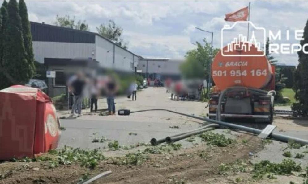 Naćpany obywatel Ukrainy wjechał szambiarką w drzewa, latarnię, kontener i bramę na Białołęce