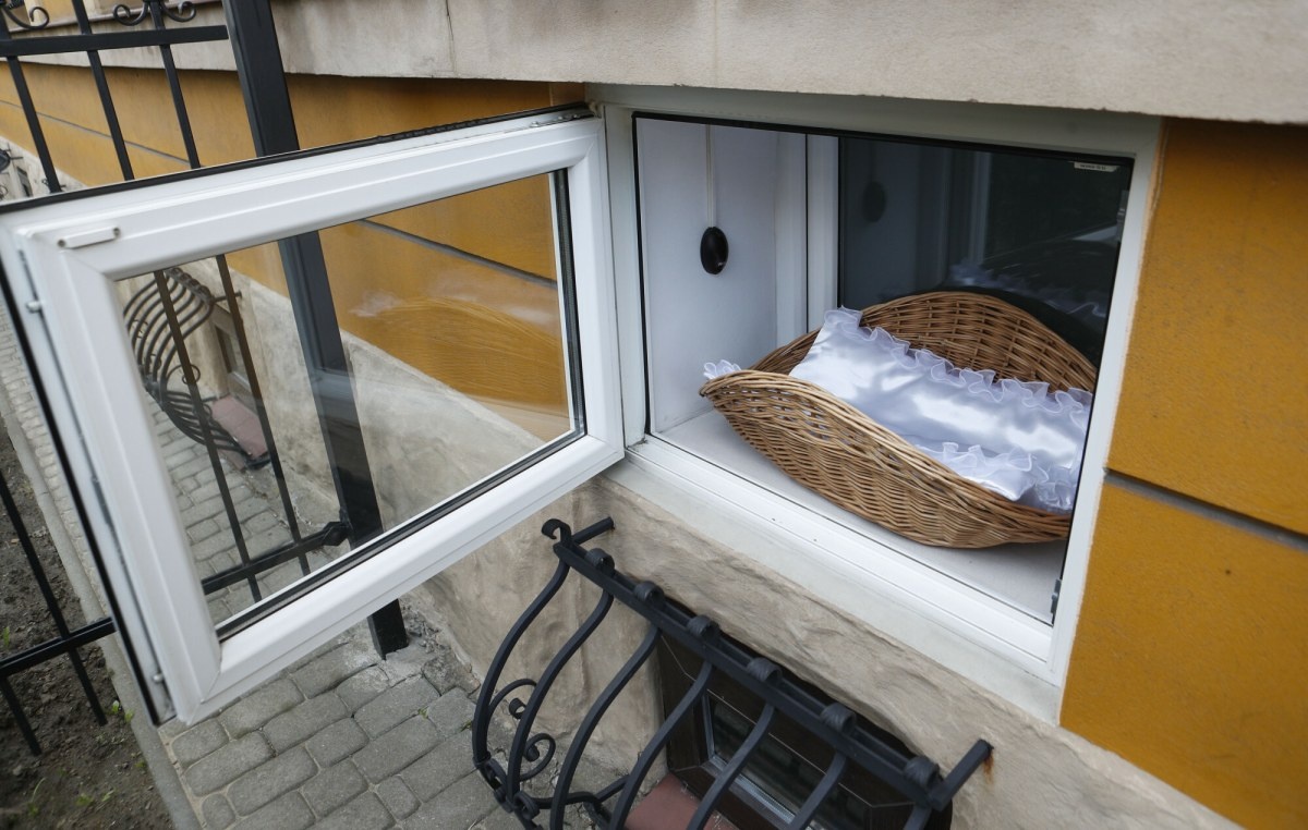 Noworodek w oknie życia. "Wielkie świadectwo odwagi matki"