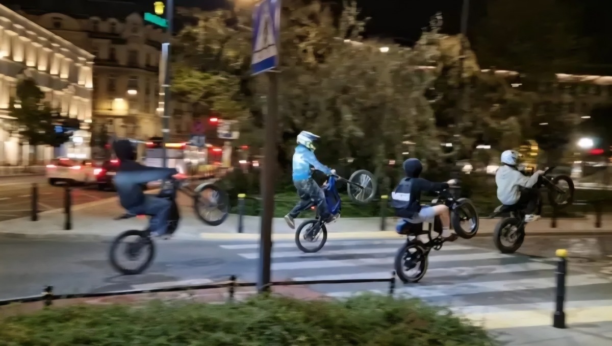 Drogowa bandyterka nastolatków na elektrycznych motorowerach i hulajnogach