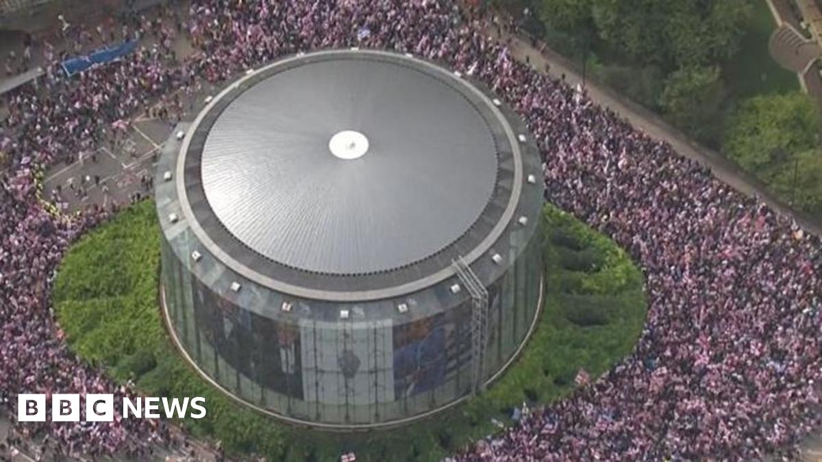 Ponad 100 000 osób w centrum Londynu na marszu zorganizowanym przez Tommy'ego Robinsona.