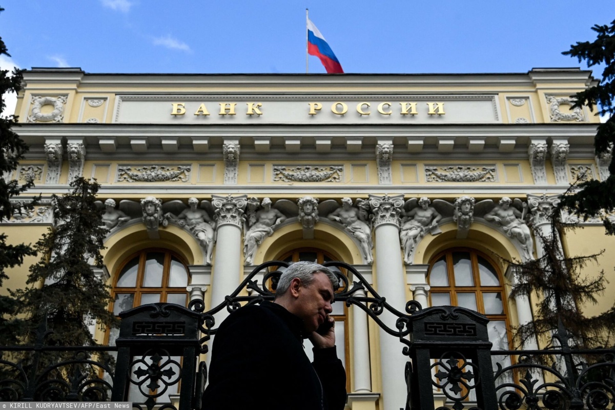 Rosja wyprzedaje złoto, by ratować rubla. Rezerwy topnieją