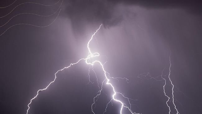 Burze w Polsce. 30-latek przeżył uderzenie pioruna. "Lekko oszołomiony zdołał dojść do strażników miejskich"