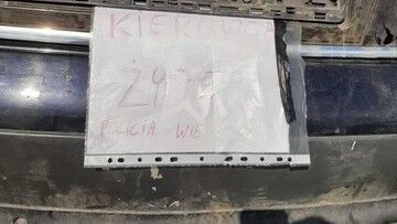 Zostawił auto w rzece z... informacją. "Kierowca żyje. Policja wie"