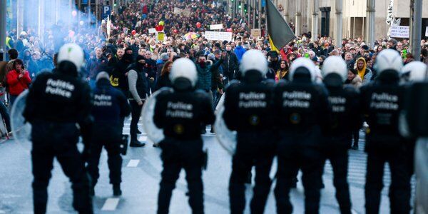 Bruksela: Protest przeciw covidowej polityce władz. Doszło do zamieszek