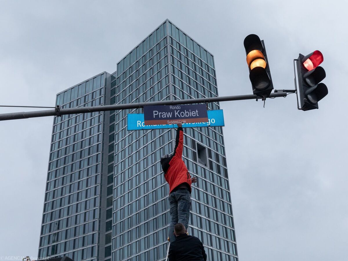 Awantura o zmianę nazwy ronda Dmowskiego. Premier "prosi o opamiętanie". Trzaskowski zabiera głos