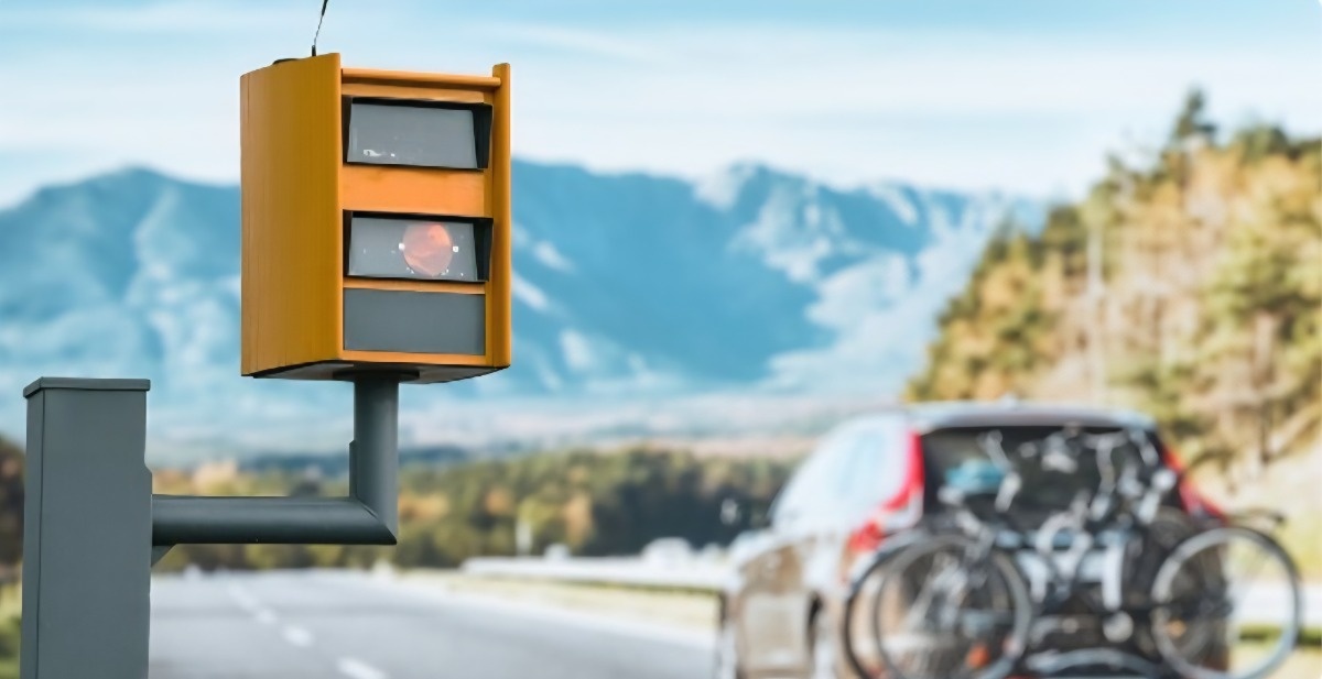 O ile można przekroczyć prędkość i nie dostać mandatu? Tolerancja fotoradarów w Polsce [6.07.2025 r.]