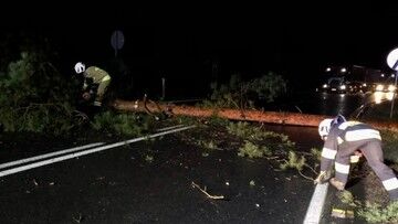 Wichury nad Polską. Uszkodzone budynki i brak prądu. Nie żyje jedna osoba