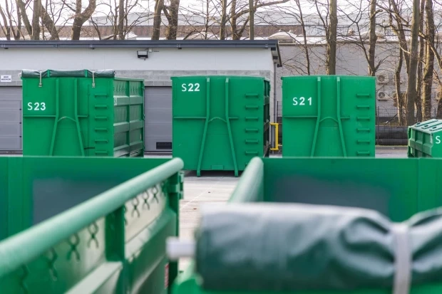 Resort klimatu wprowadzi zmiany. Mieszkaniec łatwiej odda ubrania do PSZOK