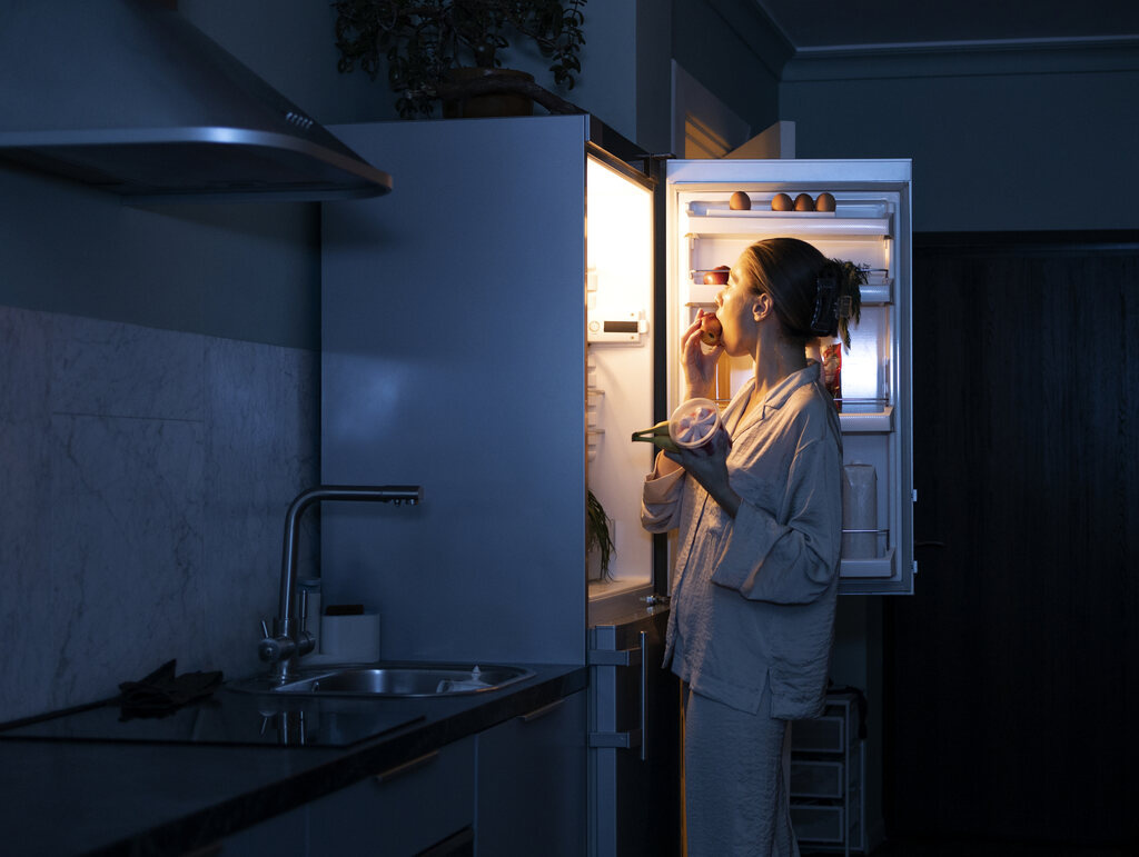 Dlaczego światło w lodówce jest, a w zamrażarce często go nie ma?