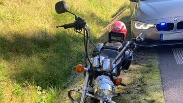 Pijany motocyklista bez uprawnień i badań ciągnął za sobą własny akumulator