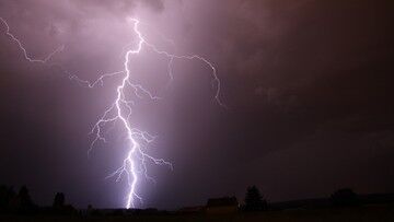 Gwałtowne burze i grad. Wydano alerty trzeciego stopnia