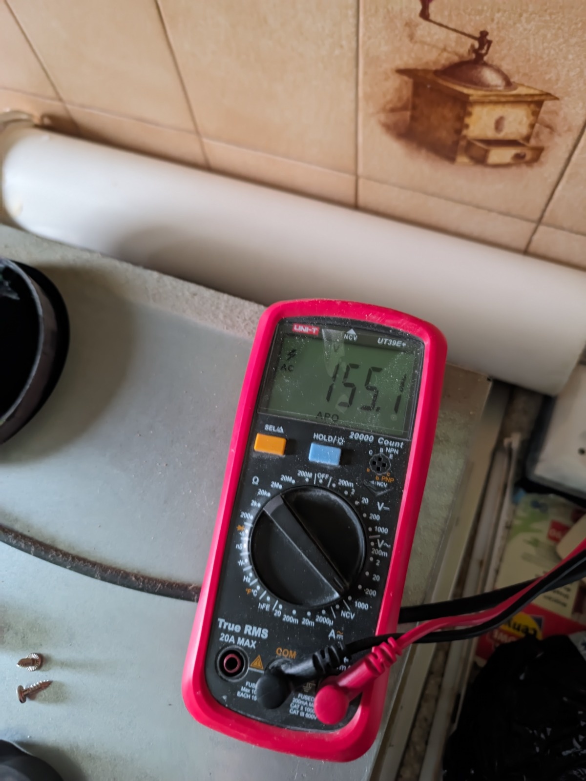 Elektryczne jaja w mieszkaniu po starszej pani