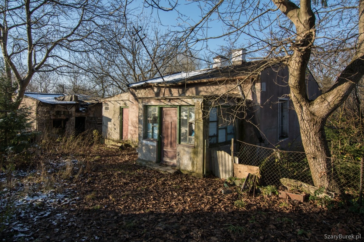 Opuszczona chatka z kalendarzem z 1981 roku