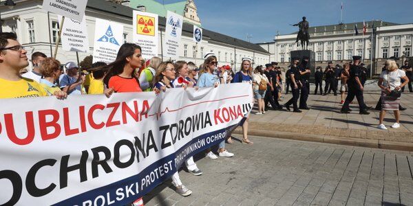 Medycy protestują w Warszawie. "System klejony taśmą"