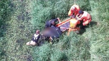Tychy: wypatrzył ją policyjny dron. 63-latka z demencją leżała w rowie melioracyjnym
