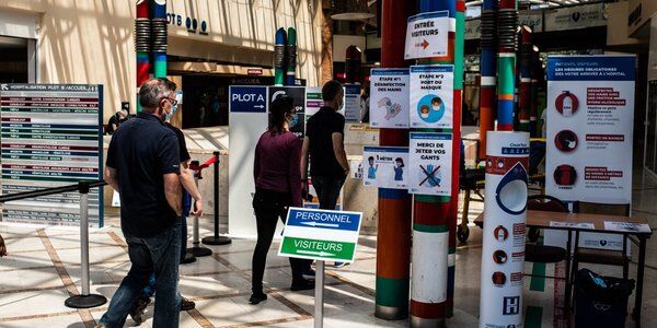 Francja: Pięć proc. pacjentów z COVID-19 ma fałszywe karty zdrowia