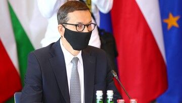 Sondaż: Polacy podzieleni w ocenie Morawieckiego