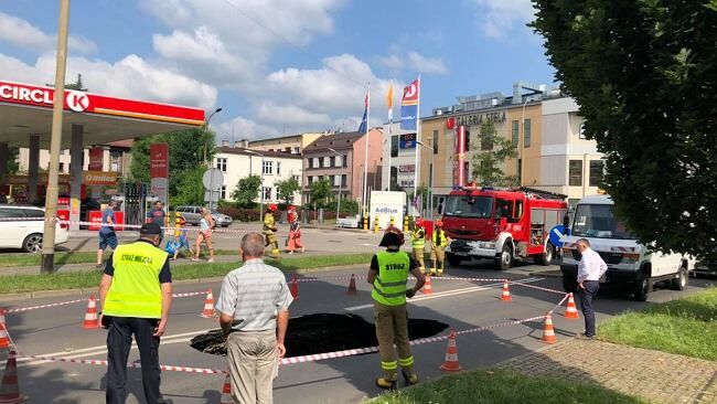Wielka wyrwa w centrum miasta. W Cieszynie zapadła się ulica