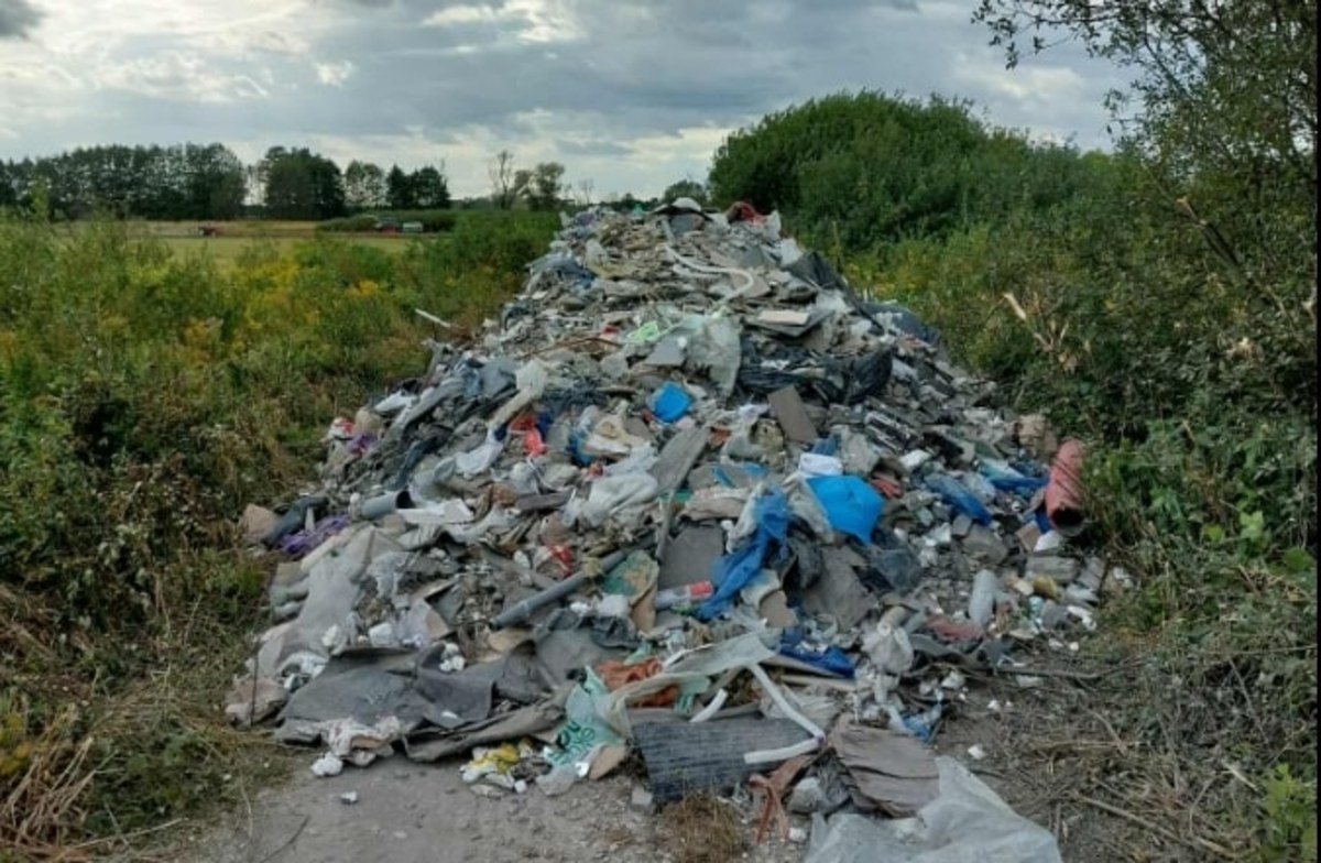 Droga zamieniona w wysypisko: mieszkańcy gminy Karczew w szoku!