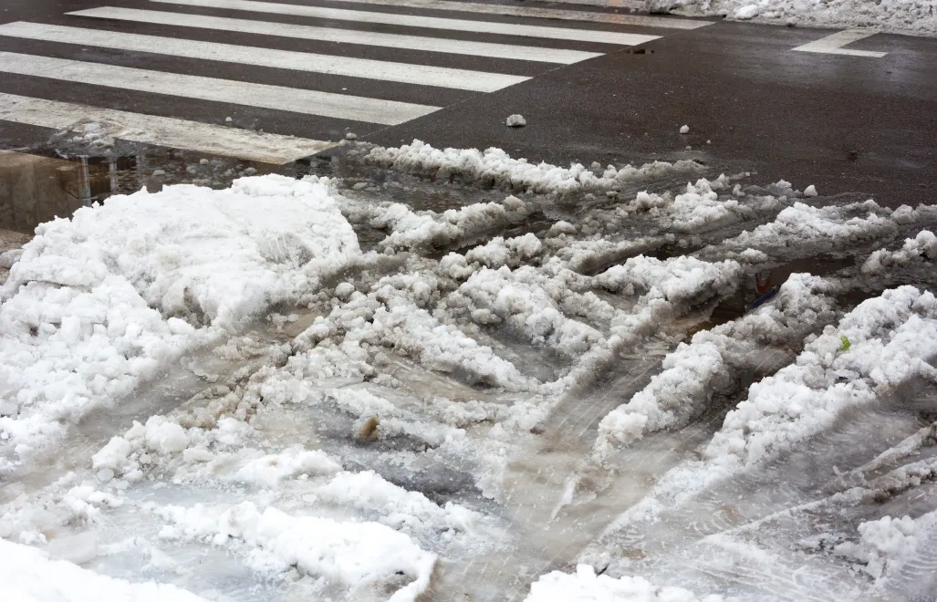 Warszawa. Ponad 1,5 mln zł kar zapłacą firmy, które nie odśnieżyły chodników zgodnie ze standardami