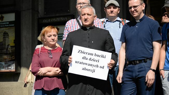 Ksiądz, który chciał "odkażać Szczecin z LGBT", uhonorowany medalem przez resort Ziobry