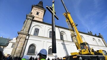 Postawili krzyż morowy na szczycie w Górach Świętokrzyskich. Z inicjatywy wojewody