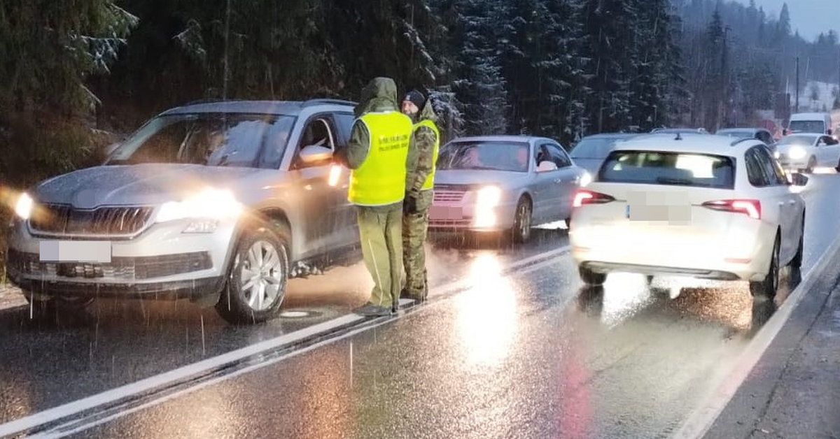Kontrole na granicy ze Słowacją zostają. Wcześniej politycy KO nazywali je "pisowską szopką"