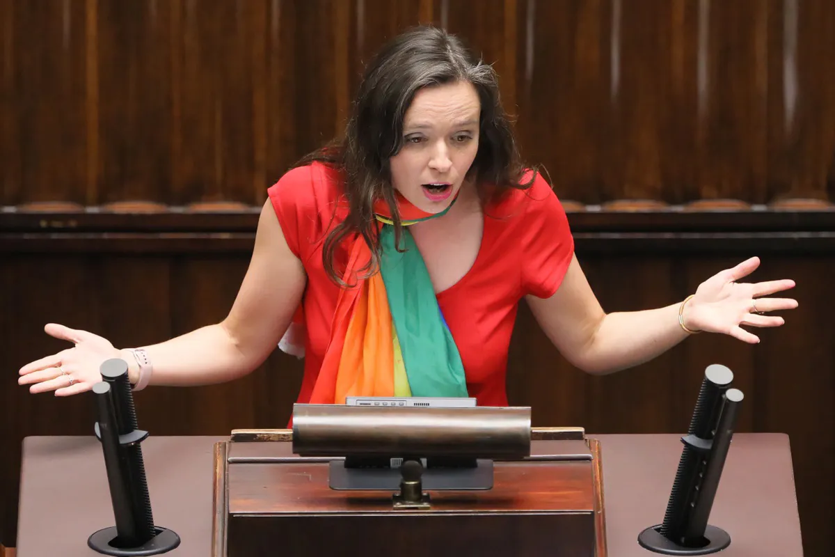 Jachira zaproponowała 800+ tylko dla dzieci pracujących rodziców. Została zawieszona.