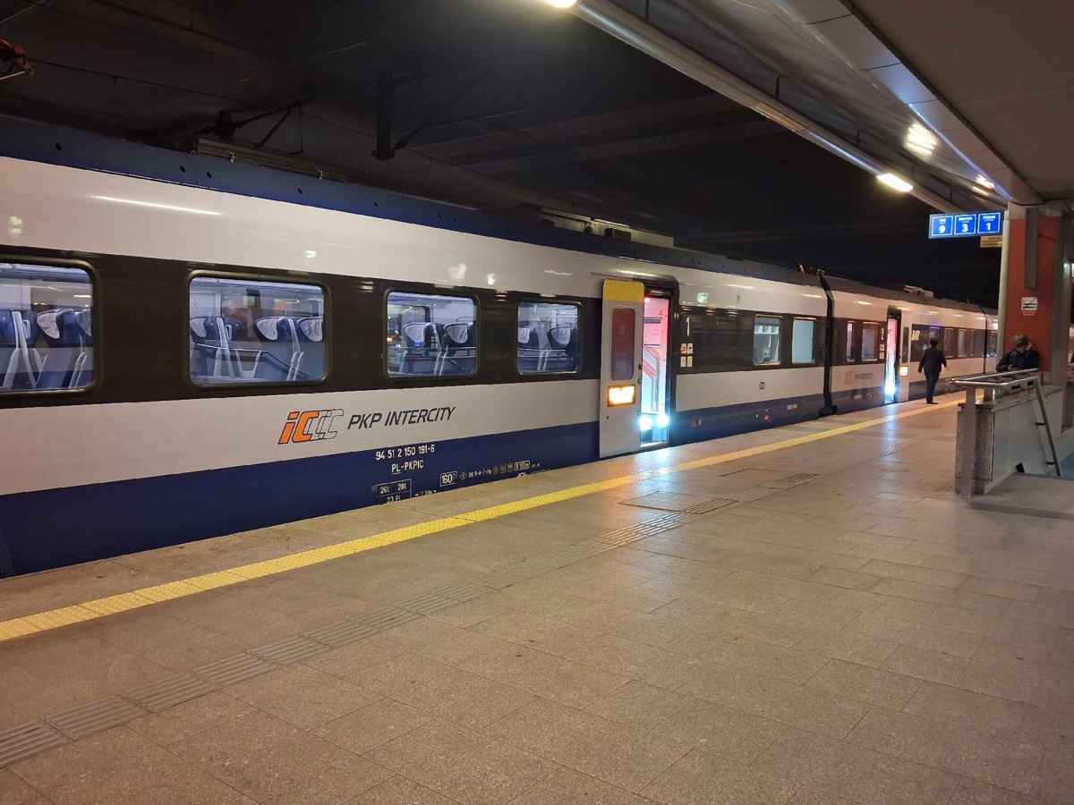 98ec996f-0e09-468e-a6ee-0f08e3cde5db