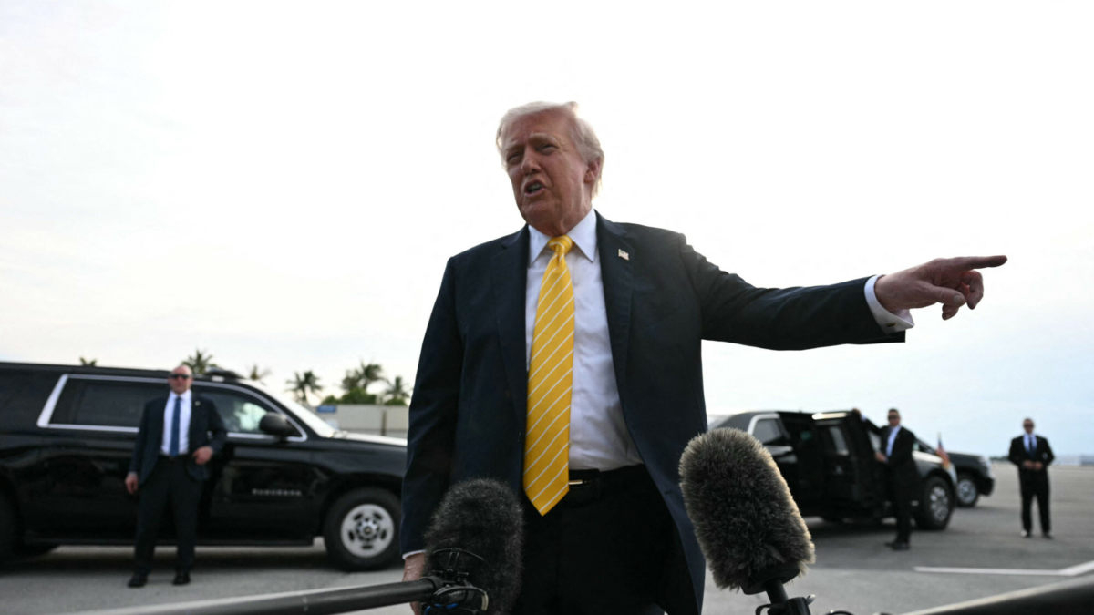 Donald Trump grozi Europie - chce uderzyć w rynek motoryzacyjny. W co gra amerykański prezydent?