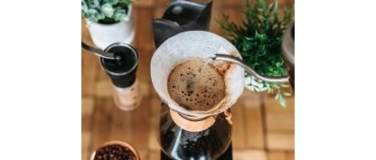 Jak zwiększyć moc i profil sensoryczny kawy z przelewu? Fizycy opisali prosty sposób