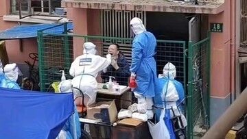 Chiny. Media: z powodu COVID-19 w Szanghaju stawiają płoty, żeby ludzie nie mogli wyjść z budynków